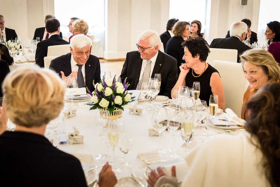 Bundespräsident Frank-Walter Steinmeier beim Austausch im Großen Saal beim Abendessen zu Ehren des Präsidenten der Hellenischen Republik, Prokopios Pavlopoulos, in Schloss Bellevue 