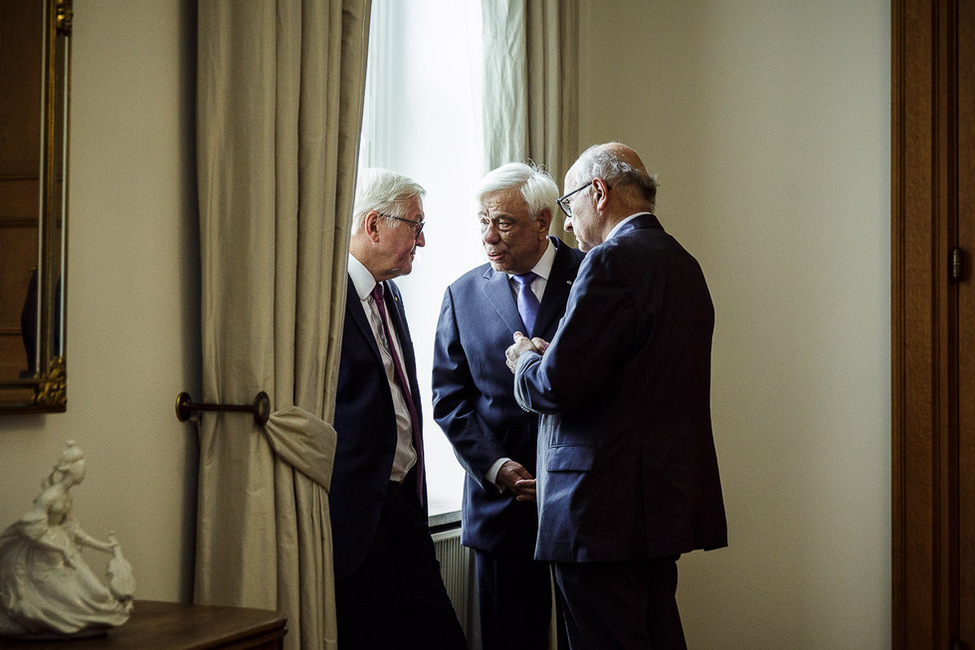 Bundespräsident Frank-Walter Steinmeier beim Austausch im Amtszimmer mit dem Präsidenten der Hellenischen Republik, Prokopios Pavlopoulos, anlässlich seines Besuchs in Schloss Bellevue