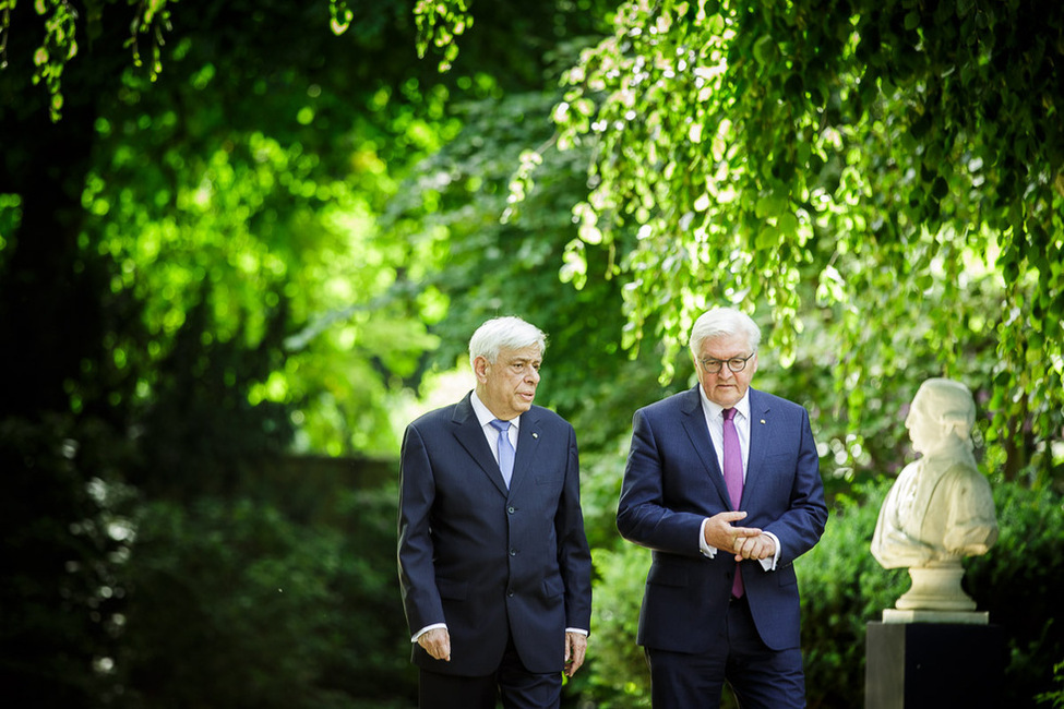 Bundespräsident Frank-Walter Steinmeier beim Gang durch den Schlosspark mit dem Präsidenten der Hellenischen Republik, Prokopios Pavlopoulos, anlässlich seines Besuchs in Schloss Bellevue