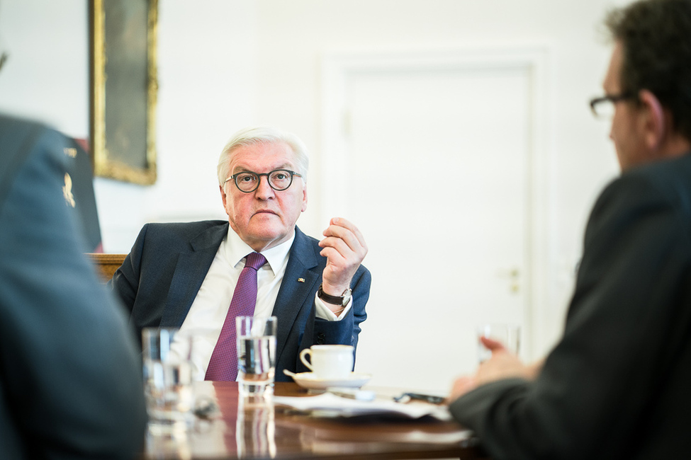 Bundespräsident Frank-Walter Steinmeier bei einem Interview mit Eckart Lohse und Berthold Kohler der Frankfurter Allgemeinen Zeitung im Amtszimmer von Schloss Bellevue