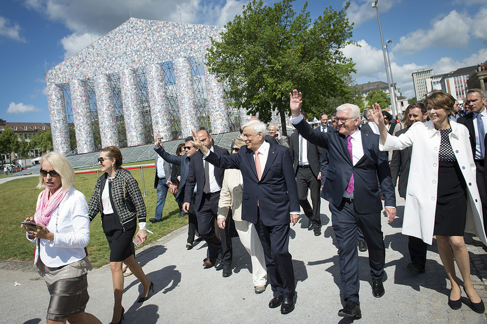 Bundespräsident Frank-Walter Steinmeier beim gemeinsamem Rundgang mit dem Präsidenten der Hellenischen Republik, Prokopios Pavlopoulos, über das Gelände der documenta 14 – Kassel anlässlich der Eröffnung 