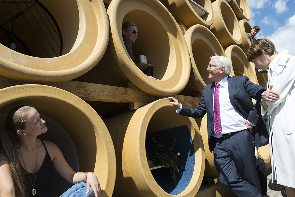 Bundespräsident Frank-Walter Steinmeier und Elke Büdenbender betrachten das Werk 'When We Were Exhaling Images' von Hiwa Kauf der documenta 14 – Kassel anlässlich der Eröffnung 