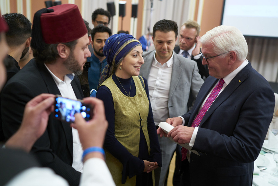 Bundespräsident Frank-Walter Steinmeier begrüßt Mitarbeiterinnen und Mitarbeitern der Initiative Juma im Berliner Rathaus anlässlich des Iftar-Essens 