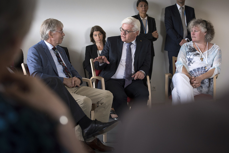 Bundespräsident Frank-Walter Steinmeier beim Gespräch mit Ehrenamtlichen und Mitarbeiterinnen und Mitarbeitern des Hospiz Bergstraße anlässlich des Antrittsbesuchs in Hessen  