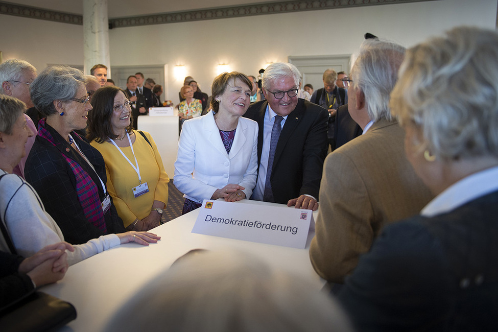 Bundespräsident Frank-Walter Steinmeier und Elke Büdenbender beim Bürgerempfang für ehrenamtliche Bürgerinnen und Bürger im Weißen Saal von Schloss Homburg anlässlich des Antrittsbesuchs in Hessen  