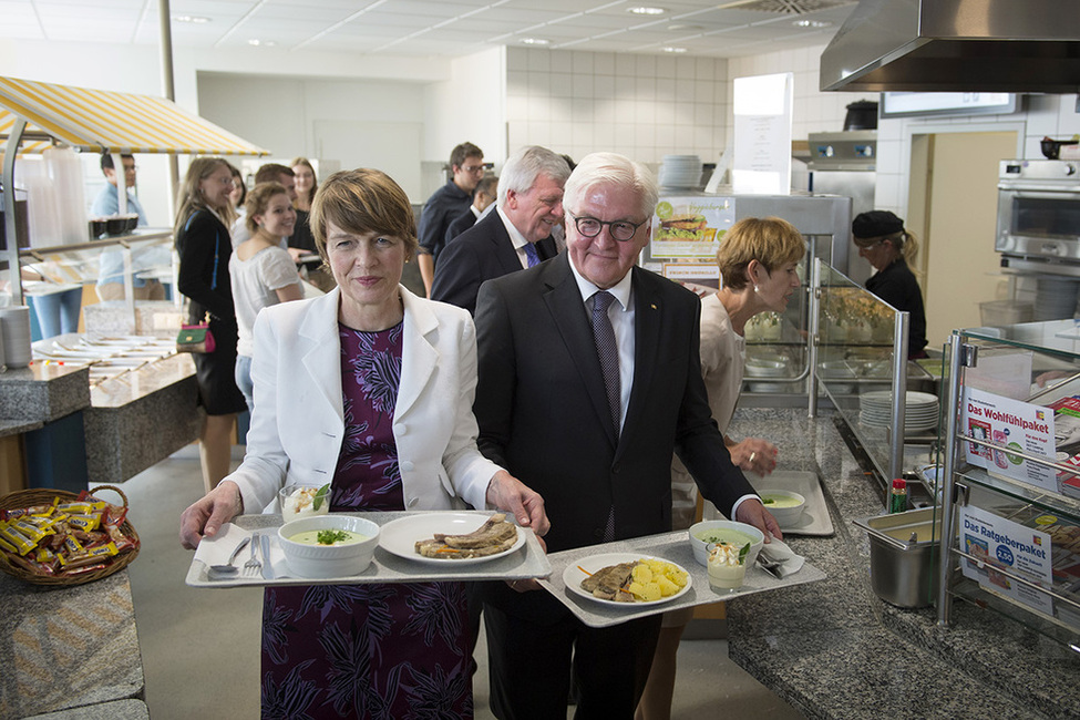 Bundespräsident Frank-Walter Steinmeier und Elke Büdenbender beim Mittagsimbiss in der Cafeteria der Justus-Liebig-Universität Gießen anlässlich des Antrittsbesuchs in Hessen  