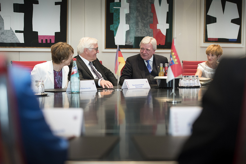 Bundespräsident Frank-Walter Steinmeier und Elke Büdenbender beim Gespräch mit Repräsentanten der Verfassungsorgane des Landes im Kabinettssaal der Hessischen Staatskanzlei in Wiesbaden anlässlich des Antrittsbesuchs in Hessen  