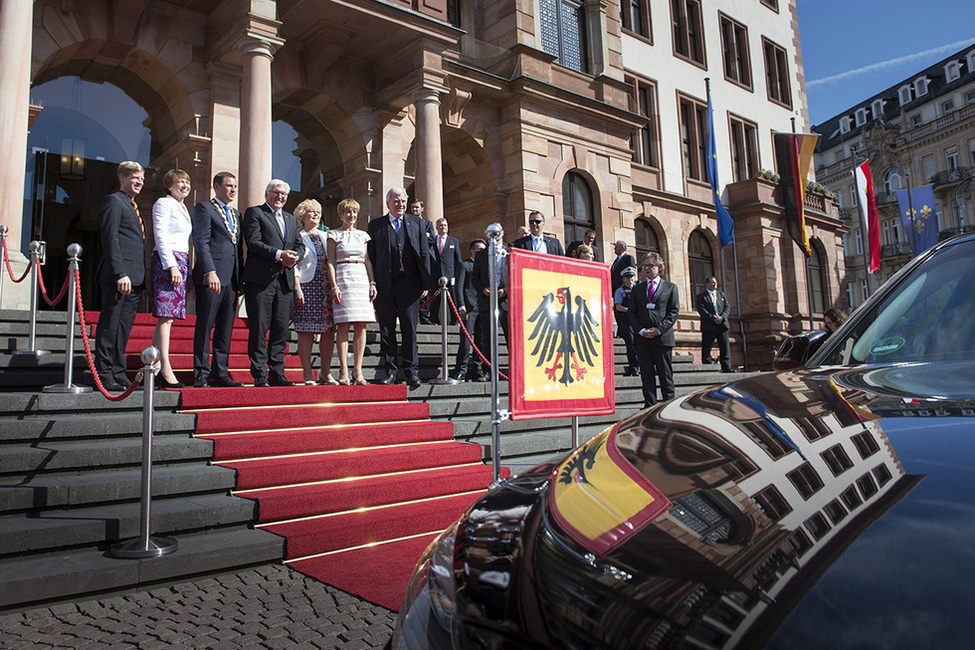 Bundespräsident Frank-Walter Steinmeier und Elke Büdenbender werden  am Rathaus begrüßt durch Oberbürgermeister Sven Gerich in Wiesbaden anlässlich des Antrittsbesuchs in Hessen  