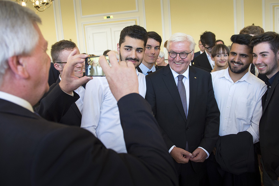 Bundespräsident Frank-Walter Steinmeier bei der Begegnung mit Bürgerinnen und Bürgern beim Empfang im Rathaus in Wiesbaden anlässlich des Antrittsbesuchs in Hessen  