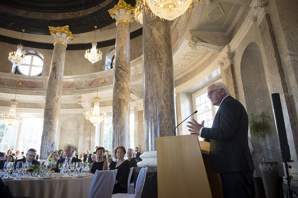 Bundespräsident Frank-Walter Steinmeier hält eine kurze Ansprache beim Abendessen auf Einladung des Hessischen Ministerpräsidenten, Volker Bouffier, im Biebricher Schloss anlässlich des Antrittsbesuchs in Hessen  