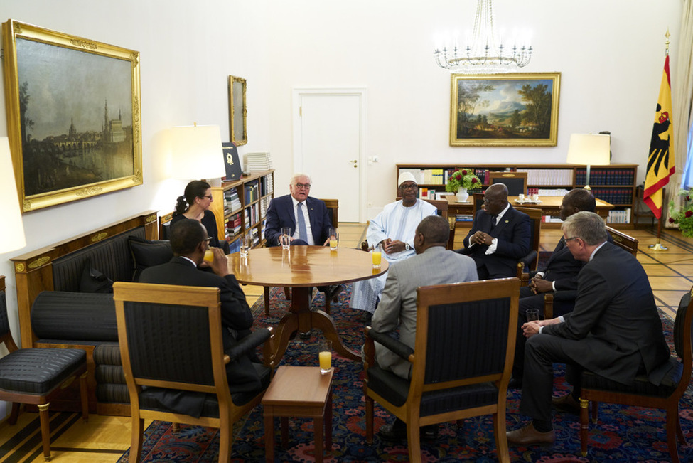Bundespräsident Frank-Walter Steinmeier beim Austausch mit Staats- und Regierungschefs im Amtszimmer anlässlich des Abendessens für die Teilnehmer der G20-Afrikakonferenz 