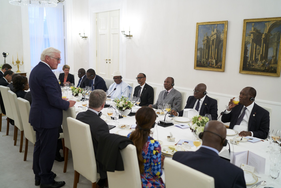 Bundespräsident Frank-Walter Steinmeier hält eine Ansprache im Schinkelsaal anlässlich des Abendessens für die Teilnehmer der G20-Afrikakonferenz 