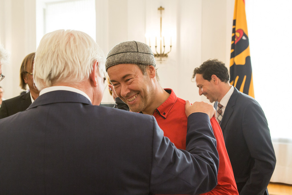 Bundespräsident Frank-Walter Steinmeier beim Austausch mit Thomas Krüger, Präsident der Bundeszentrale für politische Bildung anlässlich des Empfangs für die Kulturpolitischen Gesellschaft e.V.