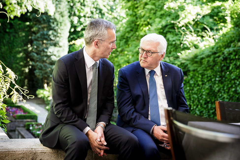 Bundespräsident Frank-Walter Steinmeier beim Austausch mit dem Generalsekretär der NATO, Jens Stoltenberg, in seiner Residenz in Brüssel anlässlich seiner Reise nach Belgien 