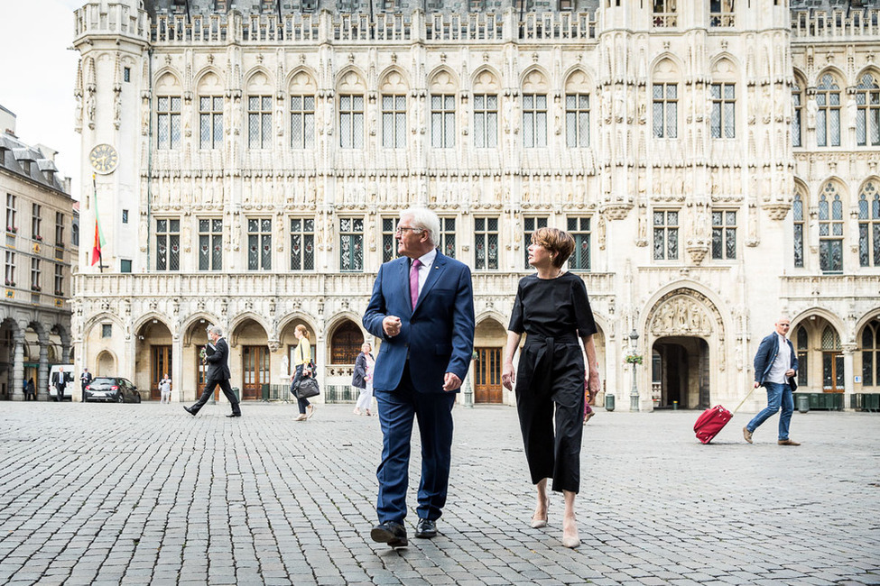 Bundespräsident Frank-Walter Steinmeier und Elke Büdenbender beim Gang über den Grande Place in Brüssel anlässlich der Reise nach Belgien 