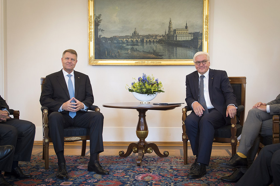 Bundespräsident Frank-Walter Steinmeier beim Gespräch mit dem Präsidenten von Rumänien, Klaus Iohannis, im Amtszimmer von Schloss Bellevue 