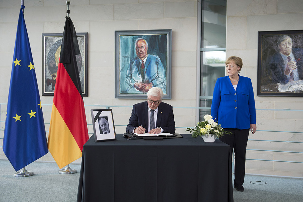 Bundespräsident Frank-Walter Steinmeier beim Eintrag in das Kondolenzbuch anlässlich des Todes von Bundeskanzler a.D. Helmut Kohl im Bundeskanzleramt in Berlin 