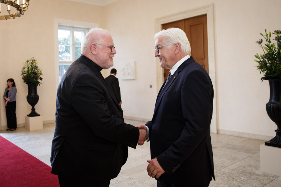 Bundespräsident Frank-Walter Steinmeier begrüßt den Vorsitzenden Reinhard Kardinal Marx in der Eingangshalle anlässlich des Treffens mit dem Ständigen Rat der Deutschen Bischofskonferenz in Schloss Bellevue 