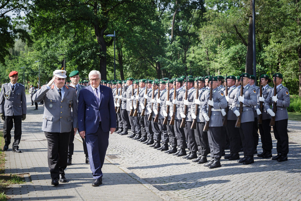 Bundespräsident Frank-Walter Steinmeier wird mit militärischen Ehren in der Henning-von Tresckow-Kaserne begrüßt anlässlich seines Antrittsbesuchs bei dem Einsatzführungskommando der Bundeswehr in Potsdam 