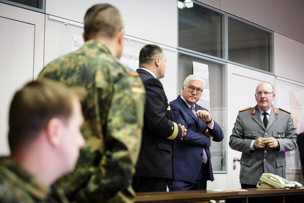 Bundespräsident Frank-Walter Steinmeier im Gespräch in der Operationszentrale der Henning-von Tresckow-Kaserne anlässlich seines Antrittsbesuchs bei dem Einsatzführungskommando der Bundeswehr in Potsdam 