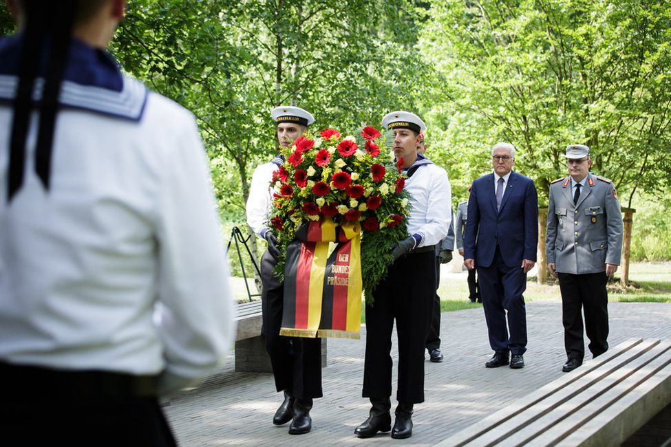 Bundespräsident Frank-Walter Steinmeier bei der Kranzniederlegung am Ort der Stille im Wald der Erinnerung in der Nähe der Henning-von Tresckow-Kaserne anlässlich seines Antrittsbesuchs bei dem Einsatzführungskommando der Bundeswehr in Potsdam 