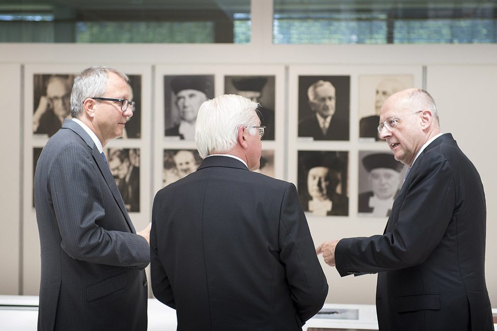 Bundespräsident Frank-Walter Steinmeier beim Gang durch das Bibliotheksfoyer des Bundesverfassungsgerichts mit Präsident Andreas Voßkuhle und Vizepräsident Ferdinand Kirchhof anlässlich seines dortigen Antrittsbesuchs in Karlsruhe 