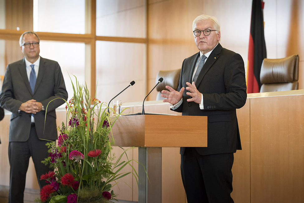 Bundespräsident Frank-Walter Steinmeier hält eine Ansprache im Sitzungssaals des Bundesverfassungsgerichts anlässlich seines dortigen Antrittsbesuchs in Karlsruhe 