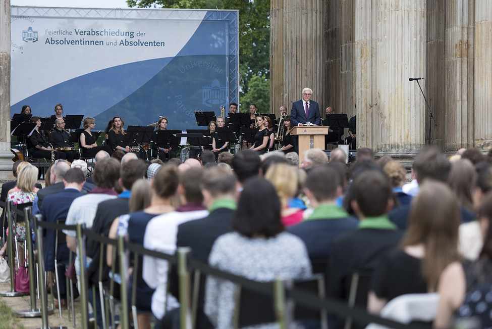 Bundespräsident Frank-Walter Steinmeier hält eine Ansprache bei einer Absolventenfeier der Universität Potsdam in der Kolonnade am Neuen Palais anlässlich seines Antrittsbesuch in Brandenburg 