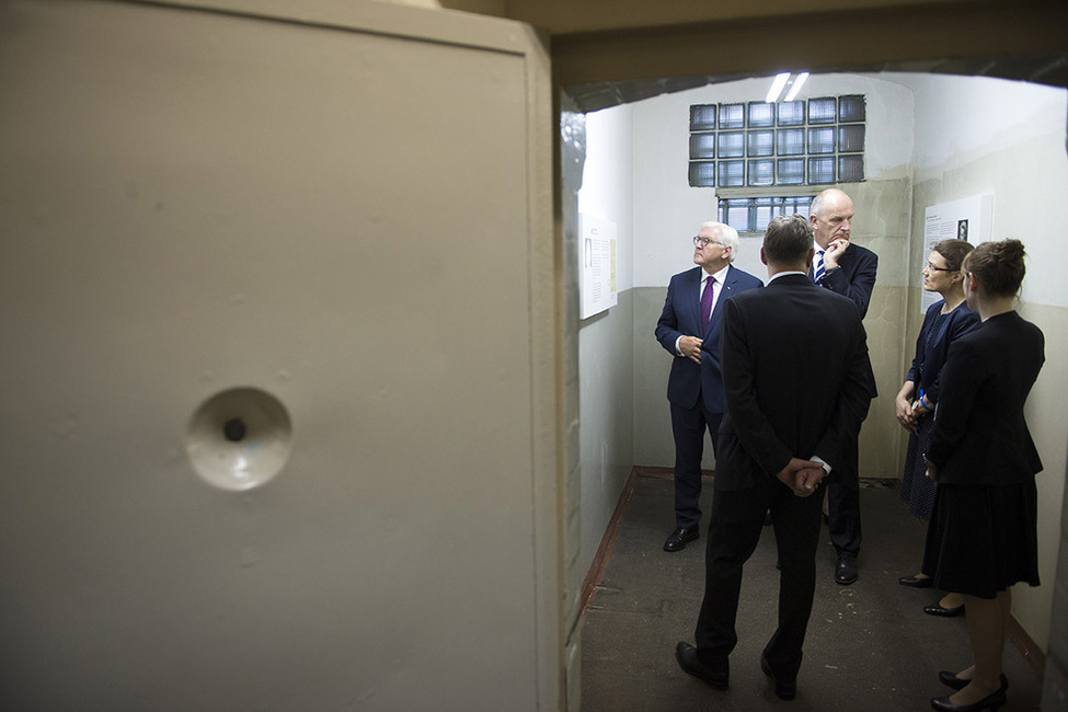 Bundespräsident Frank-Walter Steinmeier beim Rundgang durch die Ausstellung der Stiftung Gedenkstätte Lindenstraße anlässlich seines Antrittsbesuch in Brandenburg 