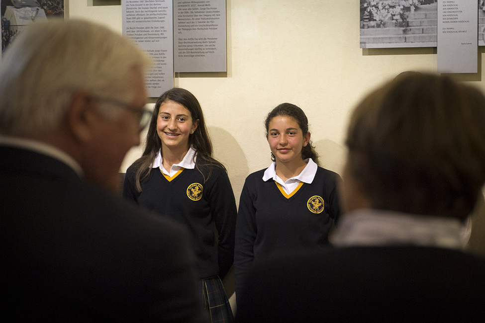 Bundespräsident Frank-Walter Steinmeier und Elke Büdenbender bei der Begegnung mit einer kolumbianischen Schülergruppe während des Rundgangs durch die Ausstellung der Stiftung Gedenkstätte Lindenstraße anlässlich des Antrittsbesuch in Brandenburg 