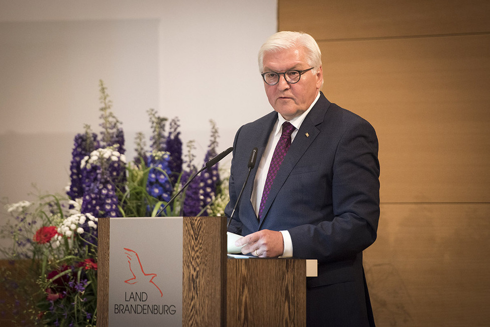 Bundespräsident Frank-Walter Steinmeier hält eine Ansprache beim 'Steh-Auf-Preis für Toleranz und Zivilcourage' der F.C. Flick Stiftung in der Staatskanzlei des Landes Brandenburg anlässlich des Antrittsbesuch in Brandenburg 