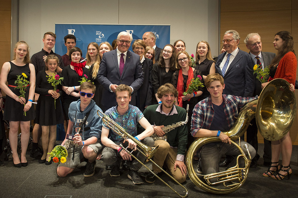 Bundespräsident Frank-Walter Steinmeier und Elke Büdenbender mit den Preisträgern des 'Steh-Auf-Preises für Toleranz und Zivilcourage' der F.C. Flick Stiftung in der Staatskanzlei des Landes Brandenburg beim  Antrittsbesuch in Brandenburg 