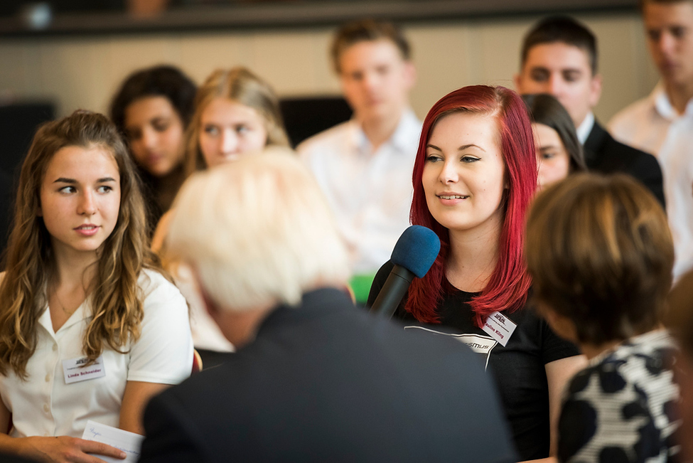 Bundespräsident Frank-Walter Steinmeier und Elke Büdenbender bei einer Gesprächsrunde mit Schülerinnen und Schülern des Friedrich-Ludwig-Jahn Gymnasiums zum Thema "Demokratie macht Schule" in Forst anlässlich seines Antrittsbesuchs in Brandenburg 