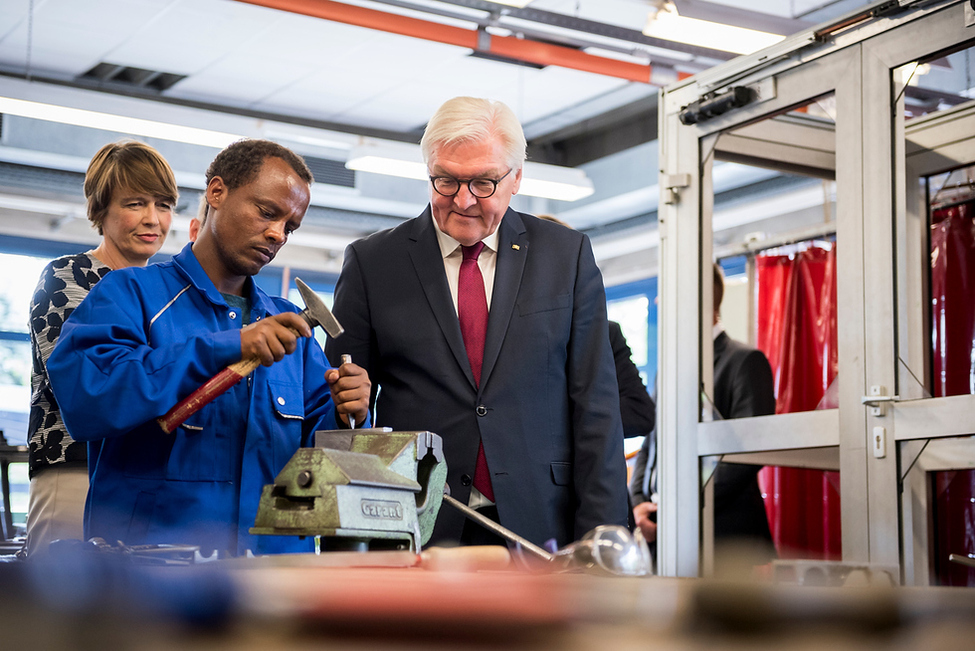 Bundespräsident Frank-Walter Steinmeier und Elke Büdenbender beim Rundgang durch das Ausbildungszentrum des Berufsbildungs- und Technologiezentrum Gallinchen in Cottbus anlässlich seines Antrittsbesuchs in Brandenburg 