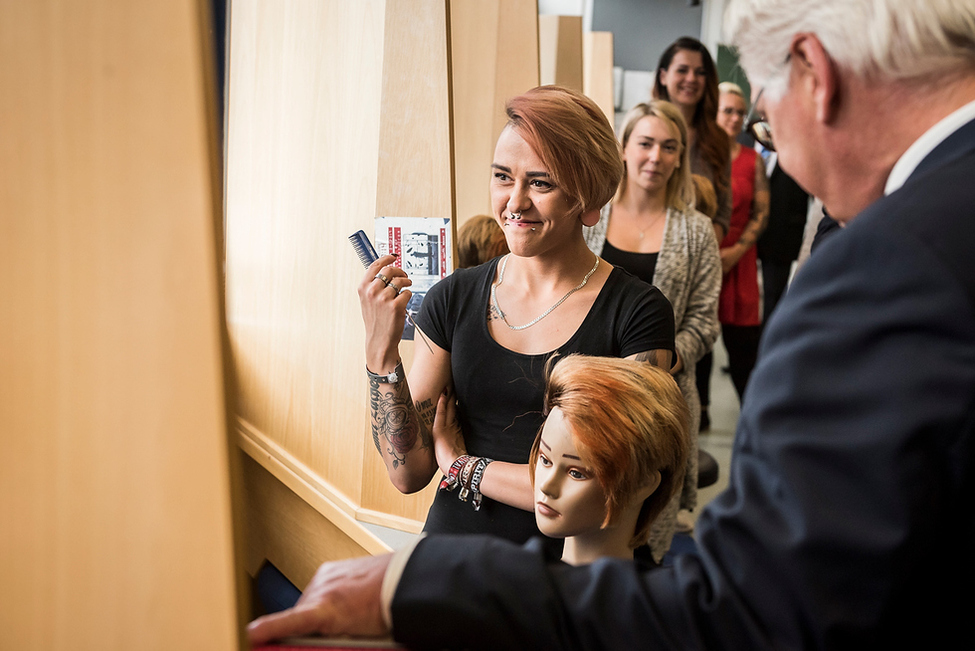 Bundespräsident Frank-Walter Steinmeier und Elke Büdenbender beim Rundgang durch das Ausbildungszentrum des Berufsbildungs- und Technologiezentrum Gallinchen in Cottbus anlässlich seines Antrittsbesuchs in Brandenburg 