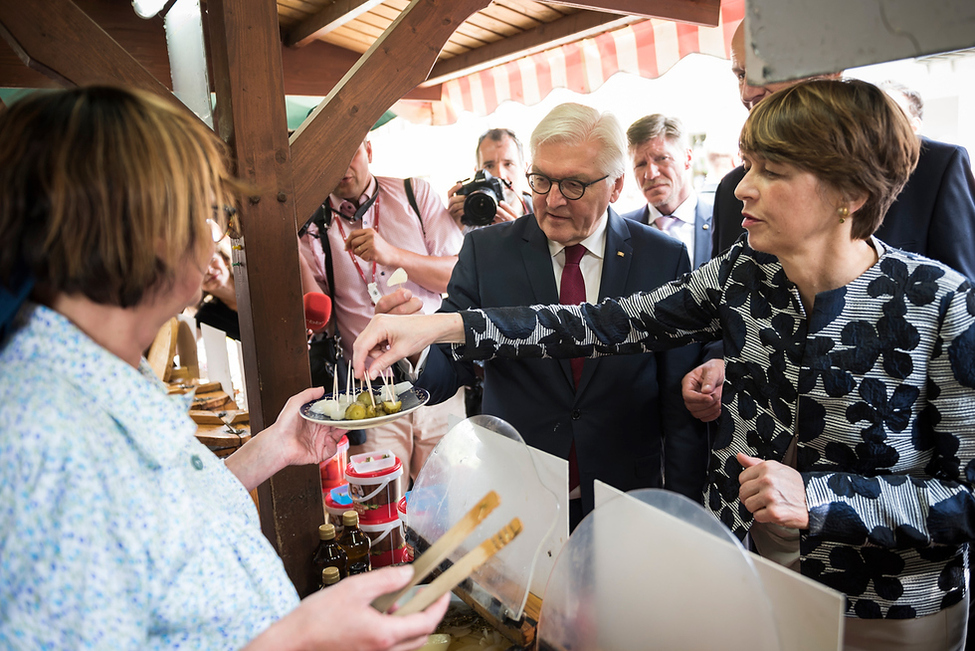 Bundespräsident Frank-Walter Steinmeier und Elke Büdenbender bei einer Gurkenverkostung am Hafengelände in Lübbenau während seines Antrittsbesuchs in Brandenburg 