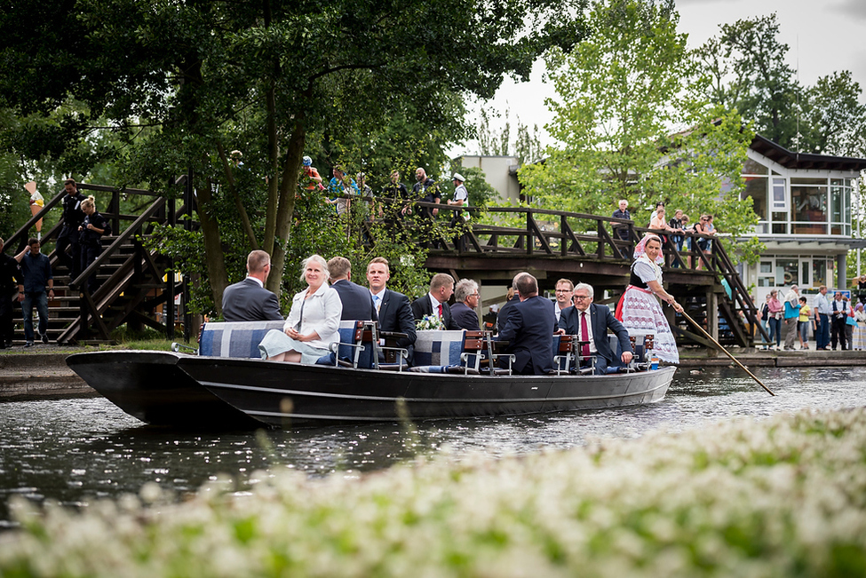 Bundespräsident Frank-Walter Steinmeier und Elke Büdenbender bei einer Kahnfahrt ab dem Großen Spreewaldhafen in Lübbenau anlässlich seines Antrittsbesuchs in Brandenburg 