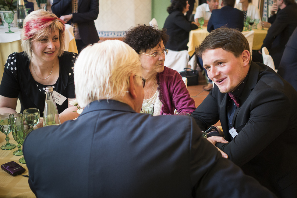 Bundespräsident Frank-Walter Steinmeier beim Austausch mit Bürgerinnen und Bürgern beim Empfang in der Orangerie in Lübbenau anlässlich seines Antrittsbesuchs in Brandenburg 