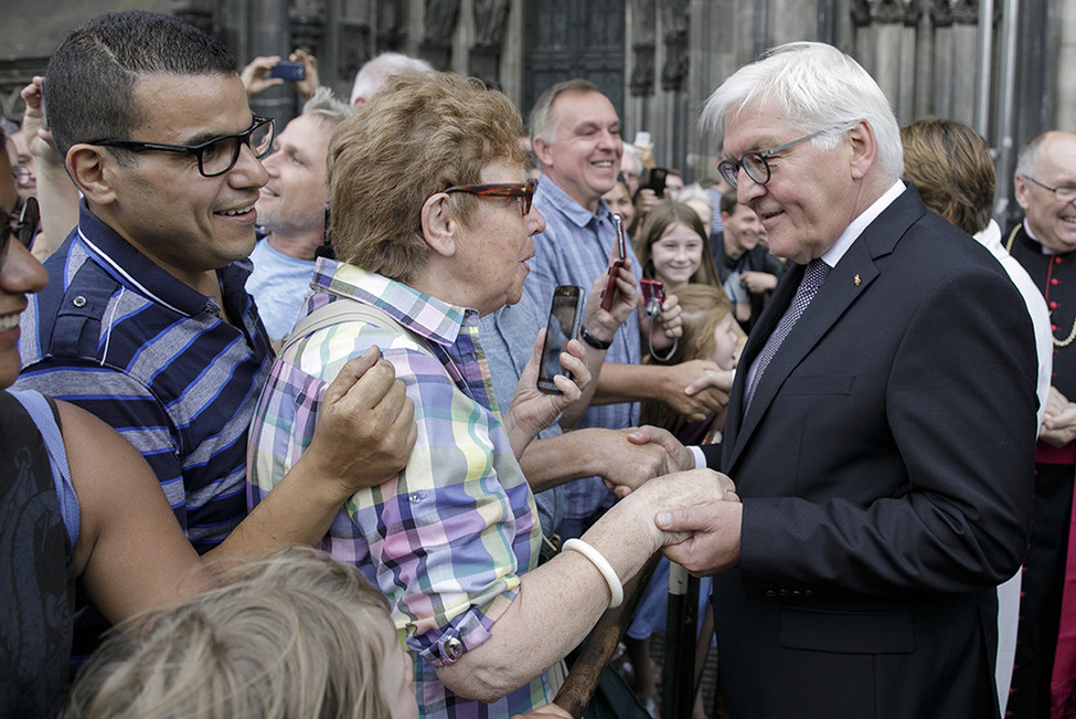 Bundespräsident Frank-Walter Steinmeier bei der Begegnung mit Bürgerinnen und Bürgern anlässlich seines Besuchs des Hohen Doms zu Köln