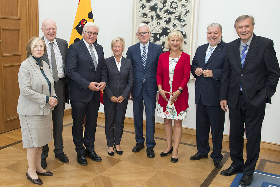 Bundespräsident Frank-Walter Steinmeier begrüßt die Vorsitzenden der politischen Stiftungen in der Galerie von Schloss Bellevue 