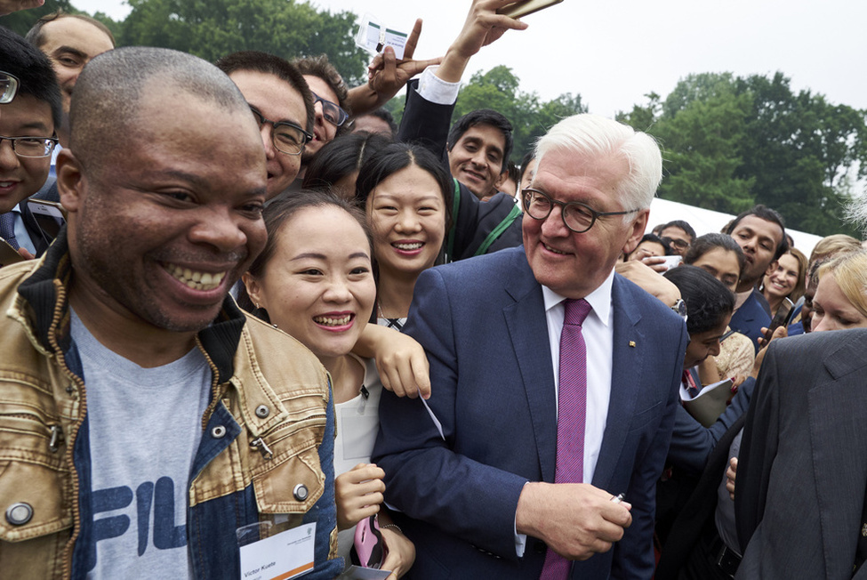 Bundespräsident Frank-Walter Steinmeier bei der Begegnung mit Stipendiatinnen und Stipendiaten der Alexander von Humboldt-Stiftung im Schlosspark von Schloss Bellevue 