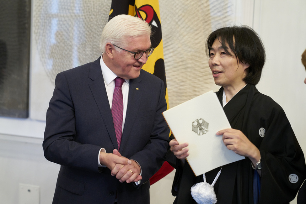 Bundespräsident Frank-Walter Steinmeier bei der Urkundenüberreichung an den Preisträger des  Philipp Franz von Siebold-Preises, Hiroshi Abe, anlässlich der Verleihung in der Galerie von Schloss Bellevue 