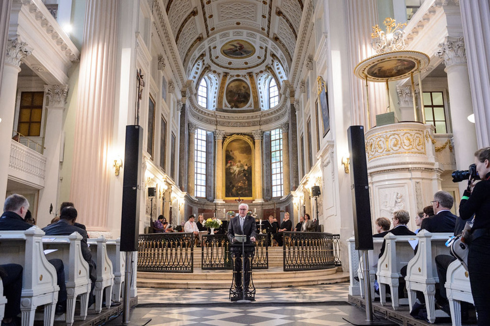 Bundespräsident Frank-Walter Steinmeier hält eine Ansprache anlässlich des Eröffnungsgottesdiensts der Generalversammlung der Weltgemeinschaft Reformierter Kirchen in der Nikolaikirche in Leipzig