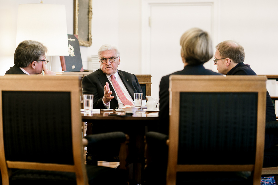 Bundespräsident Frank-Walter Steinmeier bei einem Interview mit Jens König und Andreas Hoidn-Borchers vom Magazin Stern im Amtszimmer von Schloss Bellevue