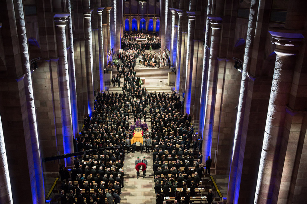 Die Trauergemeinde zieht nach dem Requiem für Bundeskanzler a. D. Helmut Kohl aus dem Dom zu Speyer aus
