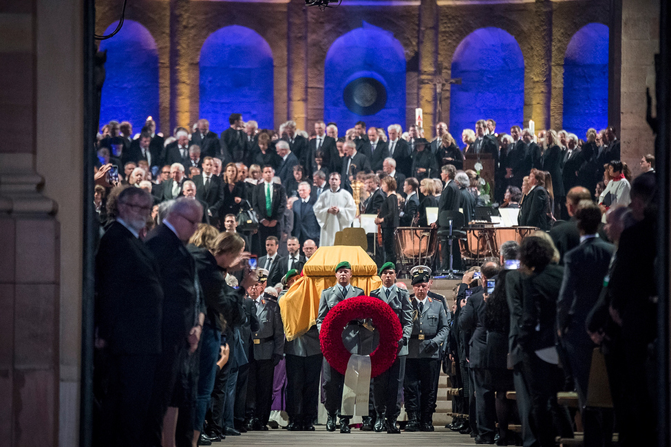 Die Trauergemeinde zieht nach dem Requiem für Bundeskanzler a. D. Helmut Kohl aus dem Dom zu Speyer aus