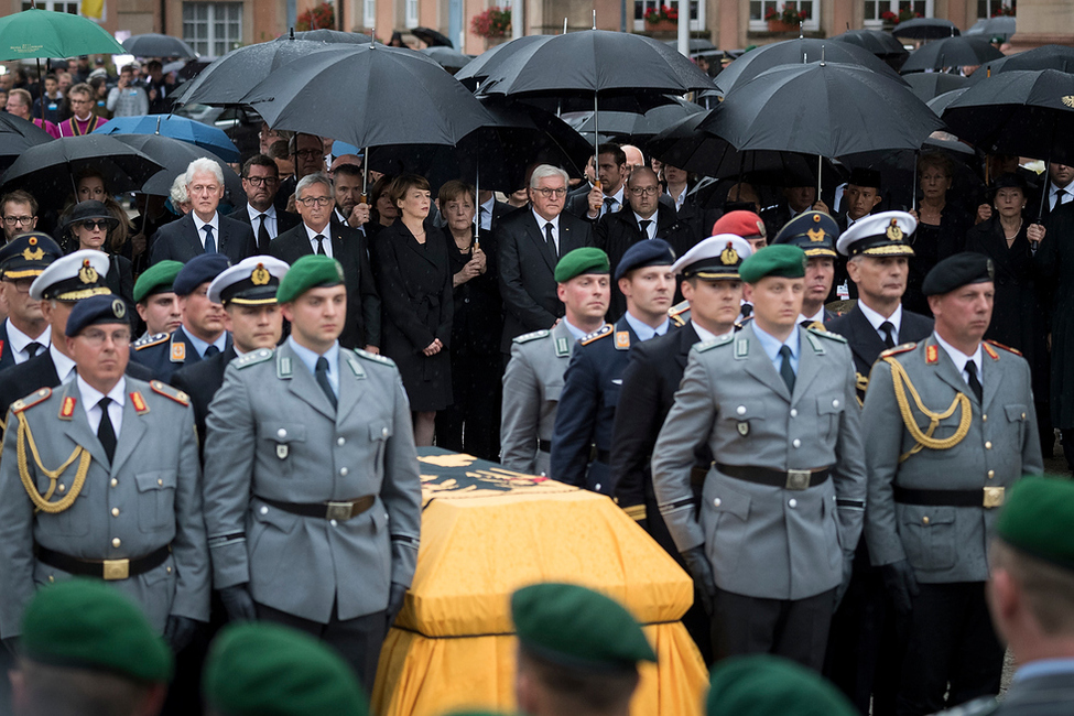 Bundespräsident Frank-Walter Steinmeier und Elke Büdenbender nehmen am Großen militärischen Ehrengeleit im Anschluss an das Requiem für Bundeskanzler a. D. Helmut Kohl im Dom zu Speyer teil