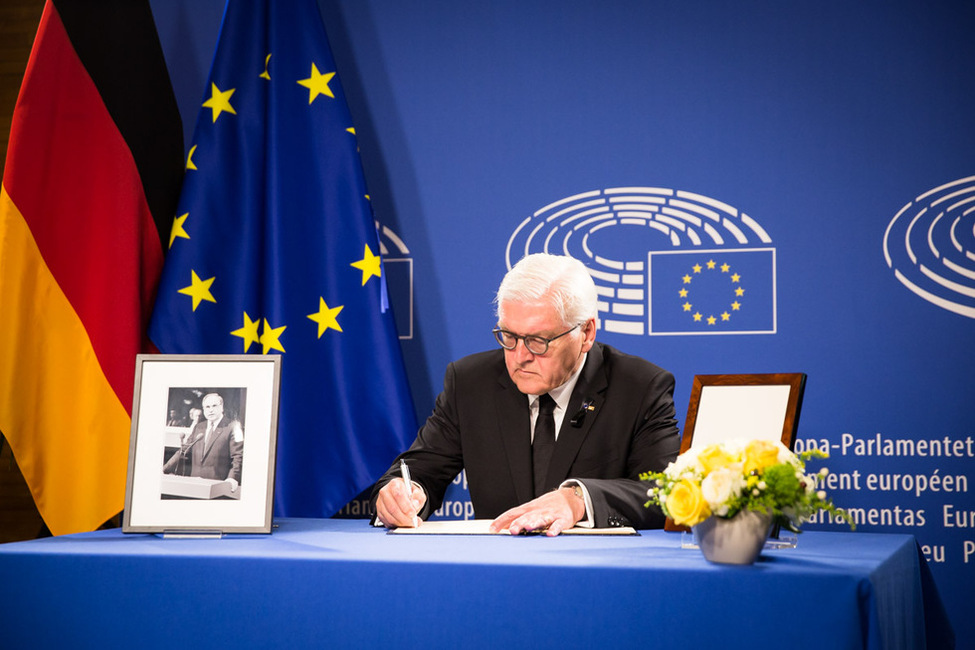 Bundespräsident Frank-Walter Steinmeier träft sich beim Europäischen Trauerakt für Bundeskanzler a. D. Helmut Kohl im Europäischen Parlament in Straßburg ins Kondolenzbuch ein