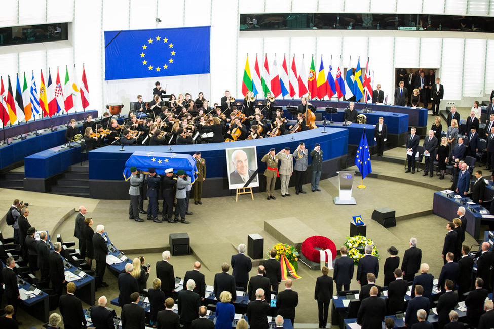 Bundespräsident Frank-Walter Steinmeier und Elke Büdenbender nehmen am Europäischen Trauerakt für Bundeskanzler a. D. Helmut Kohl im Europäischen Parlament in Straßburg teil