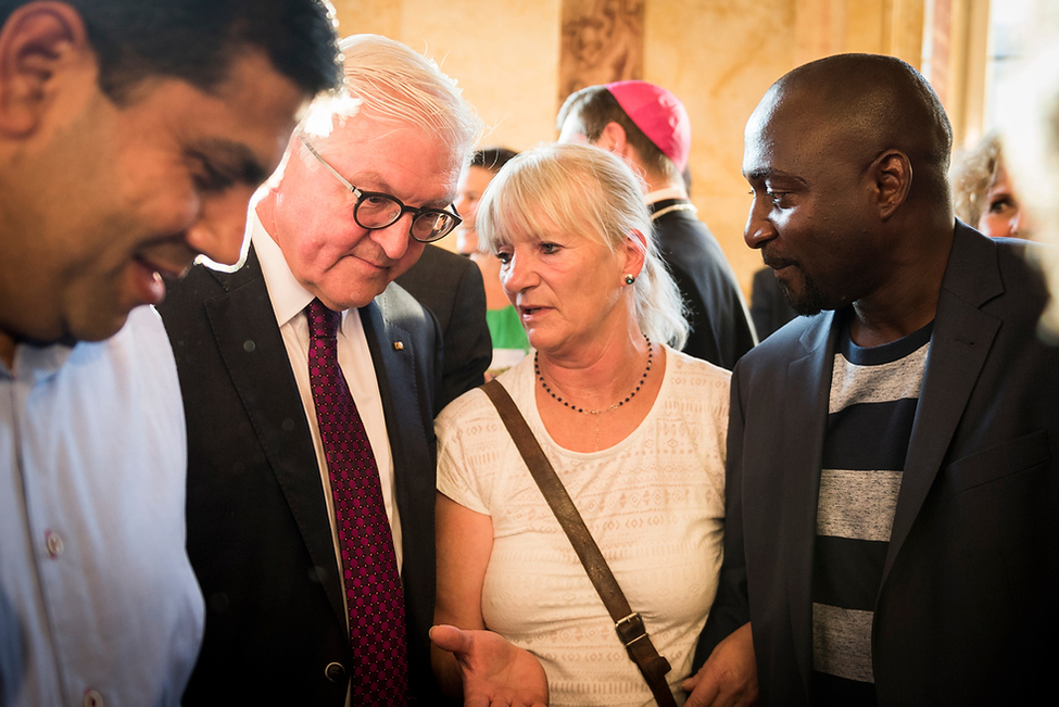 Bundespräsident Frank-Walter Steinmeier tauscht sich mit Bürgerinnen und Bürgern beim Bürgerempfang im neuen Schloss in Stuttgart anlässlich seines Antrittsbesuchs in Baden-Württemberg aus